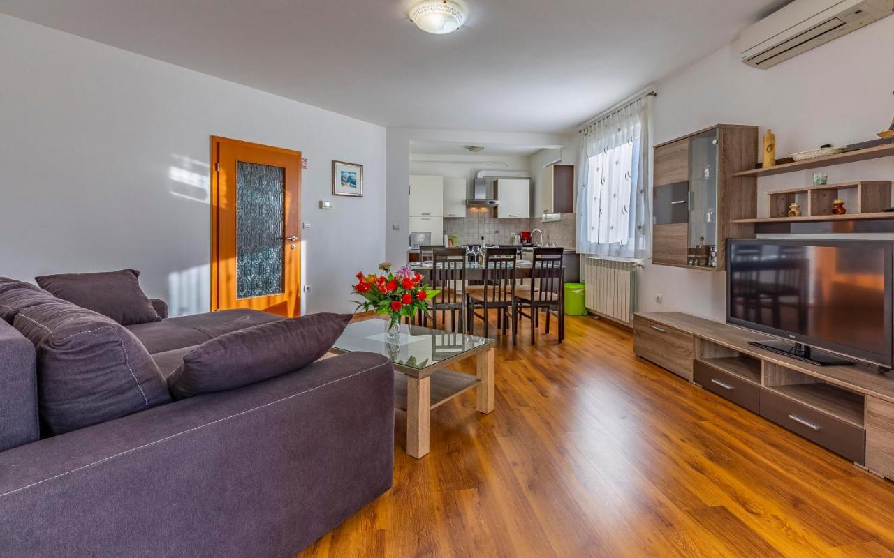 Istriensonne - Apartments Veruda Mit Grillterrasse Pula Exteriör bild