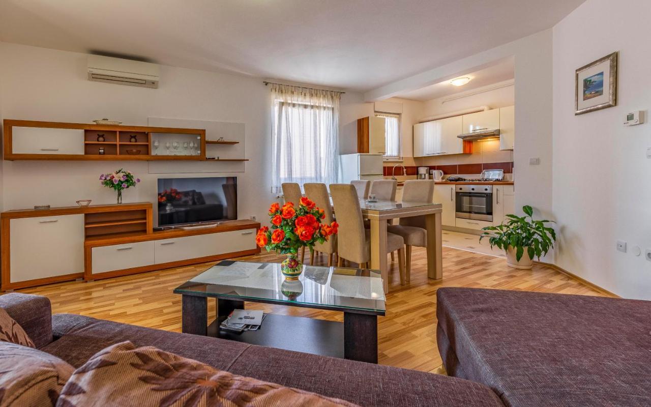 Istriensonne - Apartments Veruda Mit Grillterrasse Pula Exteriör bild