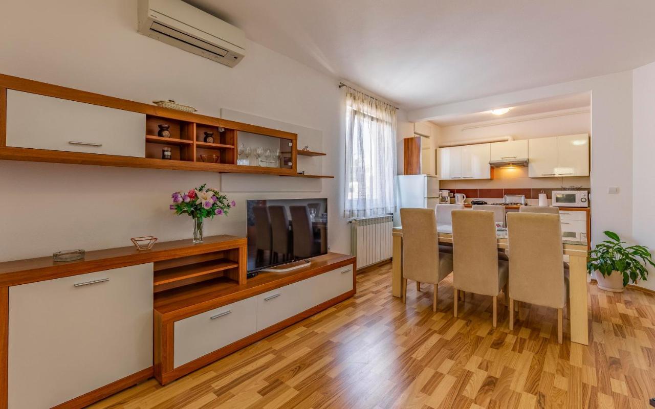 Istriensonne - Apartments Veruda Mit Grillterrasse Pula Exteriör bild