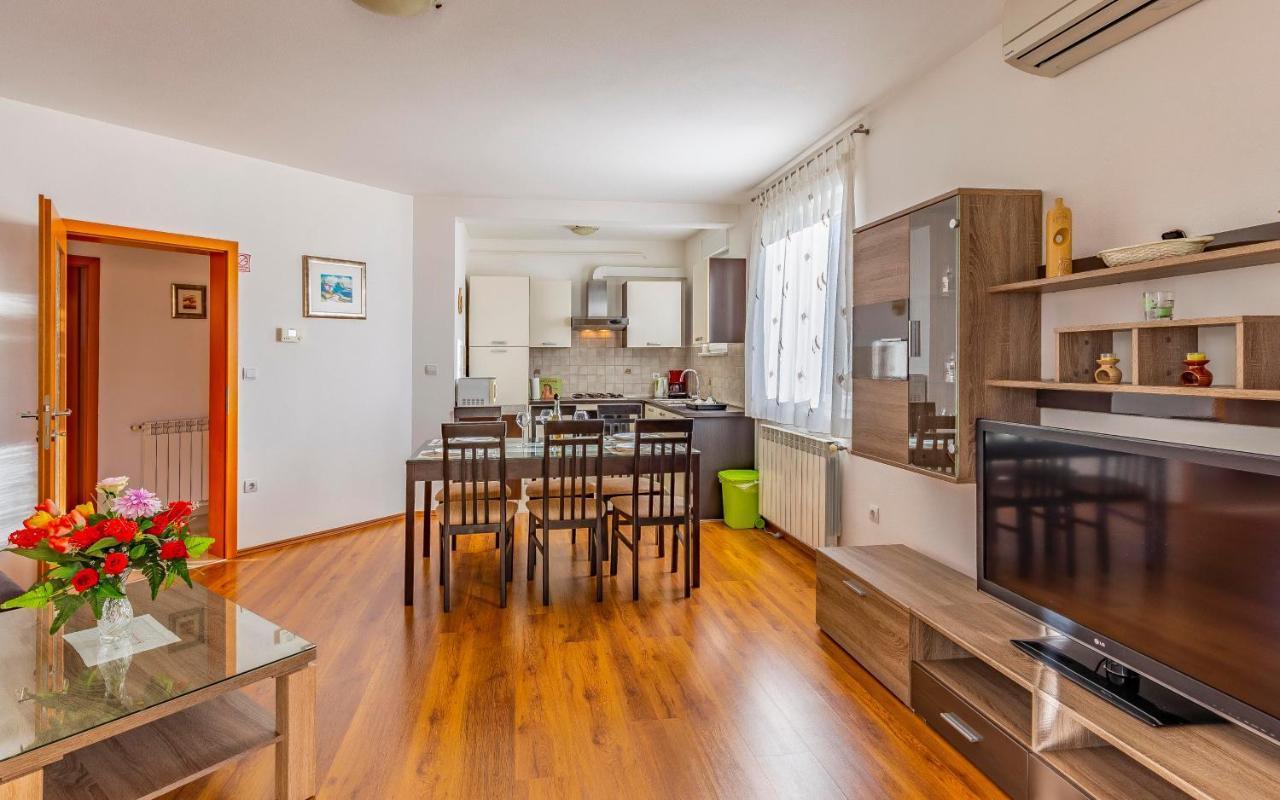 Istriensonne - Apartments Veruda Mit Grillterrasse Pula Exteriör bild