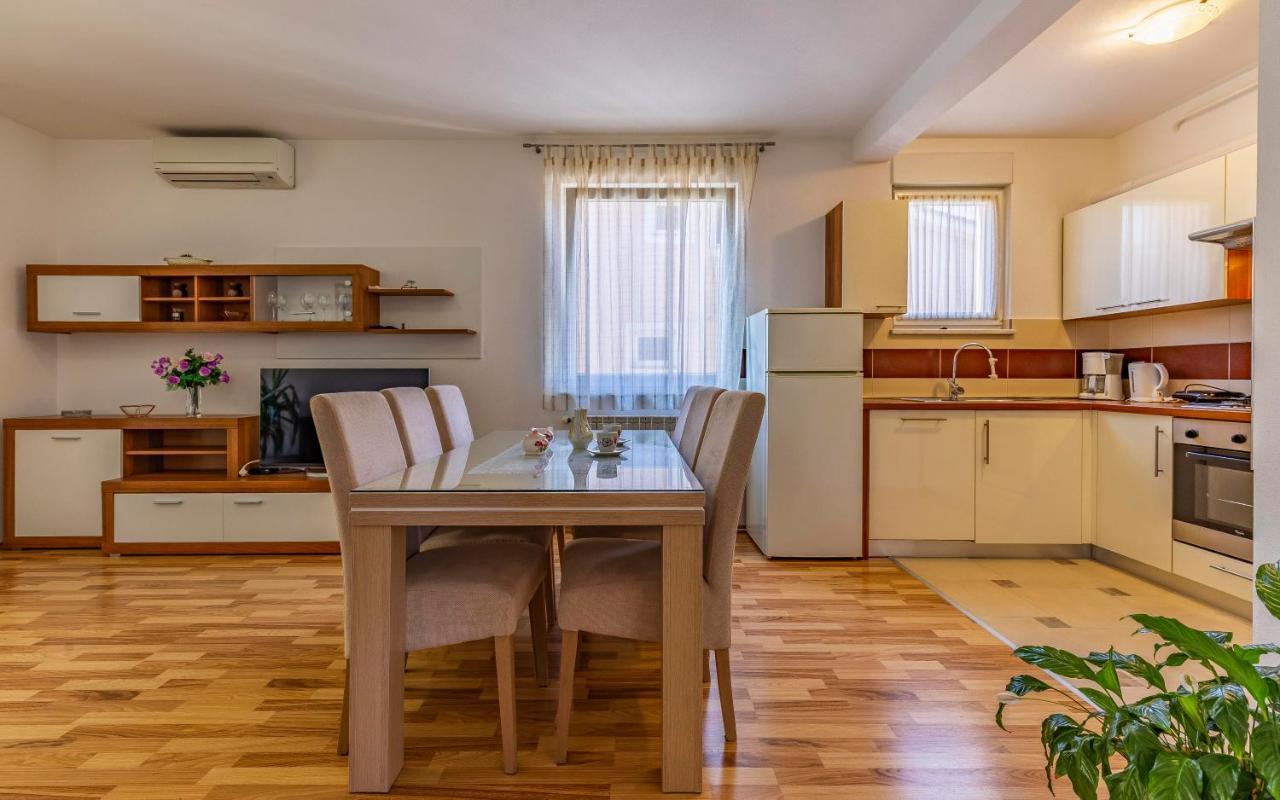 Istriensonne - Apartments Veruda Mit Grillterrasse Pula Exteriör bild